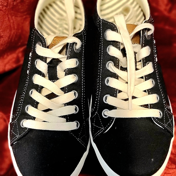 Täōs Brand ladies shoe - Picture 3 of 11